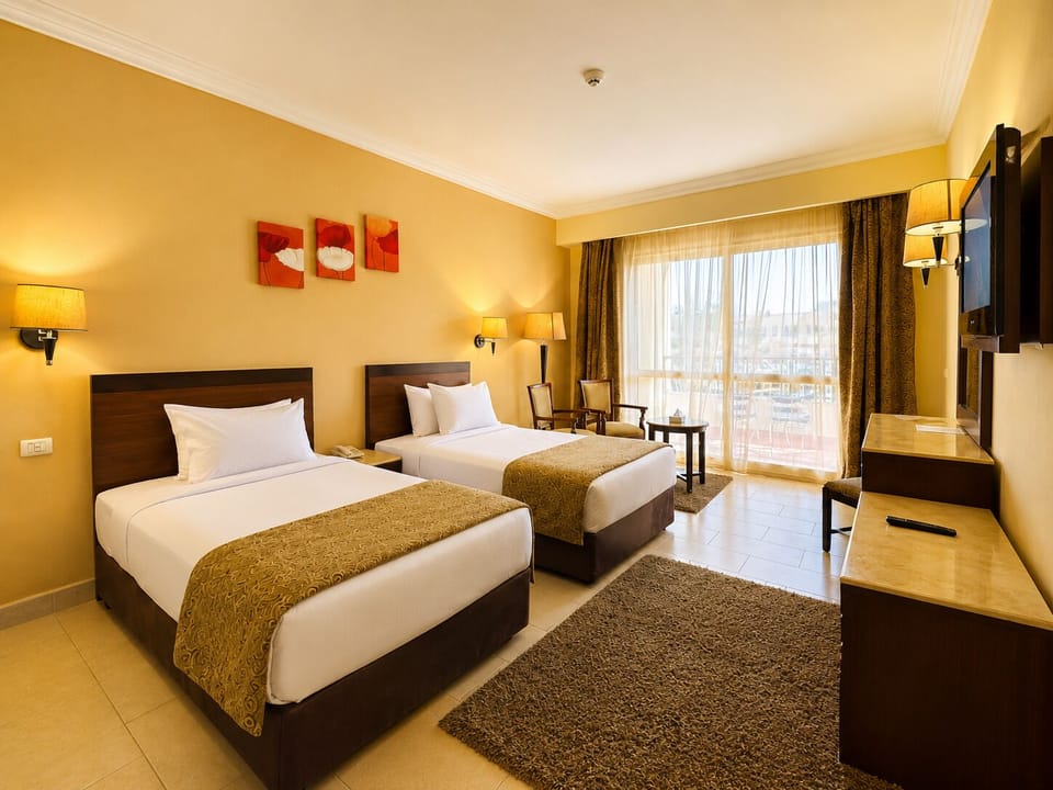 Classic Garden | Hypo-allergenic bedding, down comforters, minibar, in-room safe