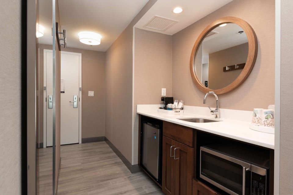 Studio, One Queen Bed, Non-Smoking | Minibar