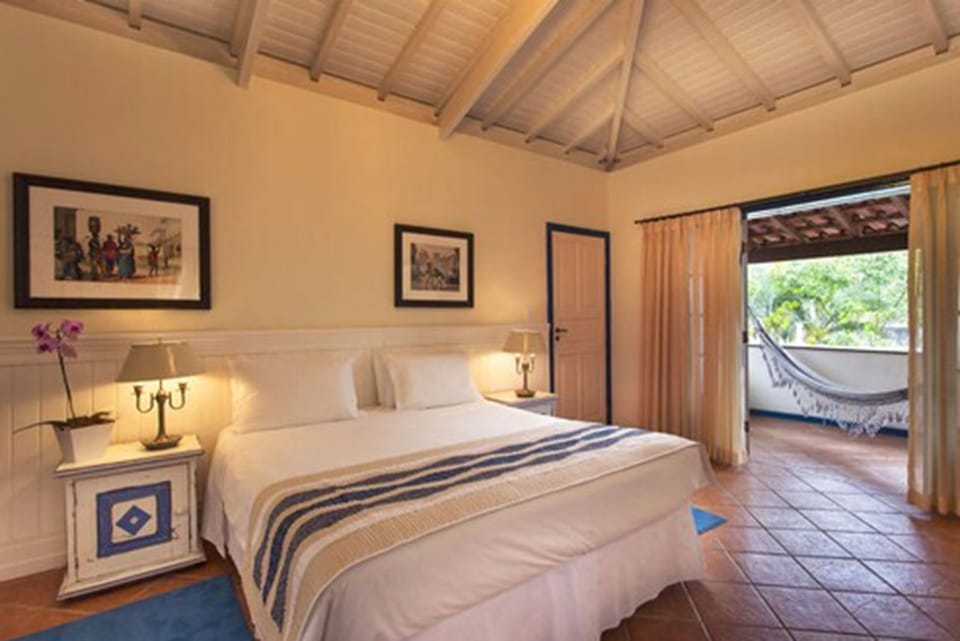 Luxury Room | Minibar, in-room safe, desk, blackout drapes