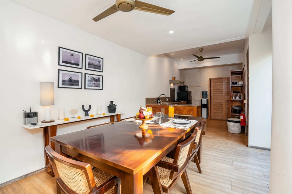 Basic Villa, 1 King Bed | Dining