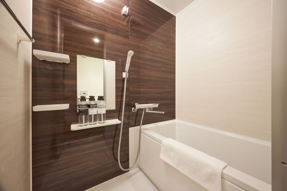 Standard Triple Room | Bathroom | Separate tub and shower, free toiletries, hair dryer, bathrobes