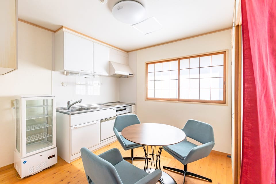 Full-size fridge, microwave, oven, stovetop