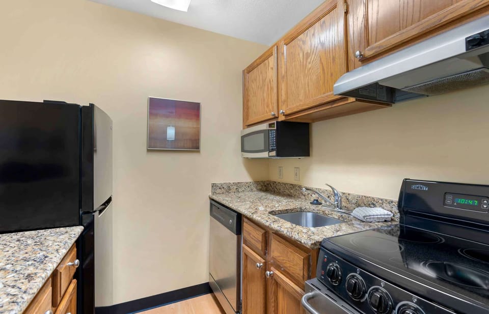 Premium Studio, Non Smoking, Refrigerator & Microwave | Private kitchen | Full-size fridge, microwave, oven, stovetop