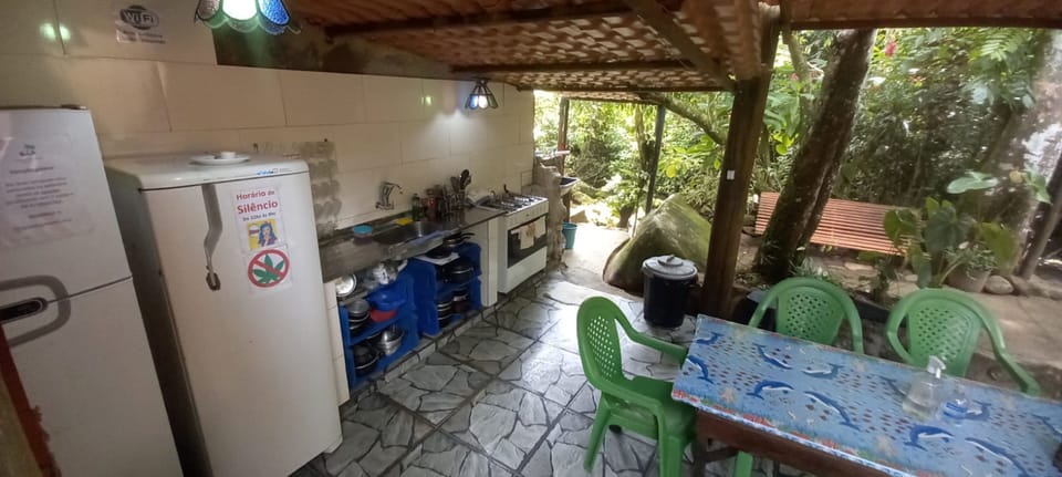 Oven, cookware/dishes/utensils, cleaning supplies