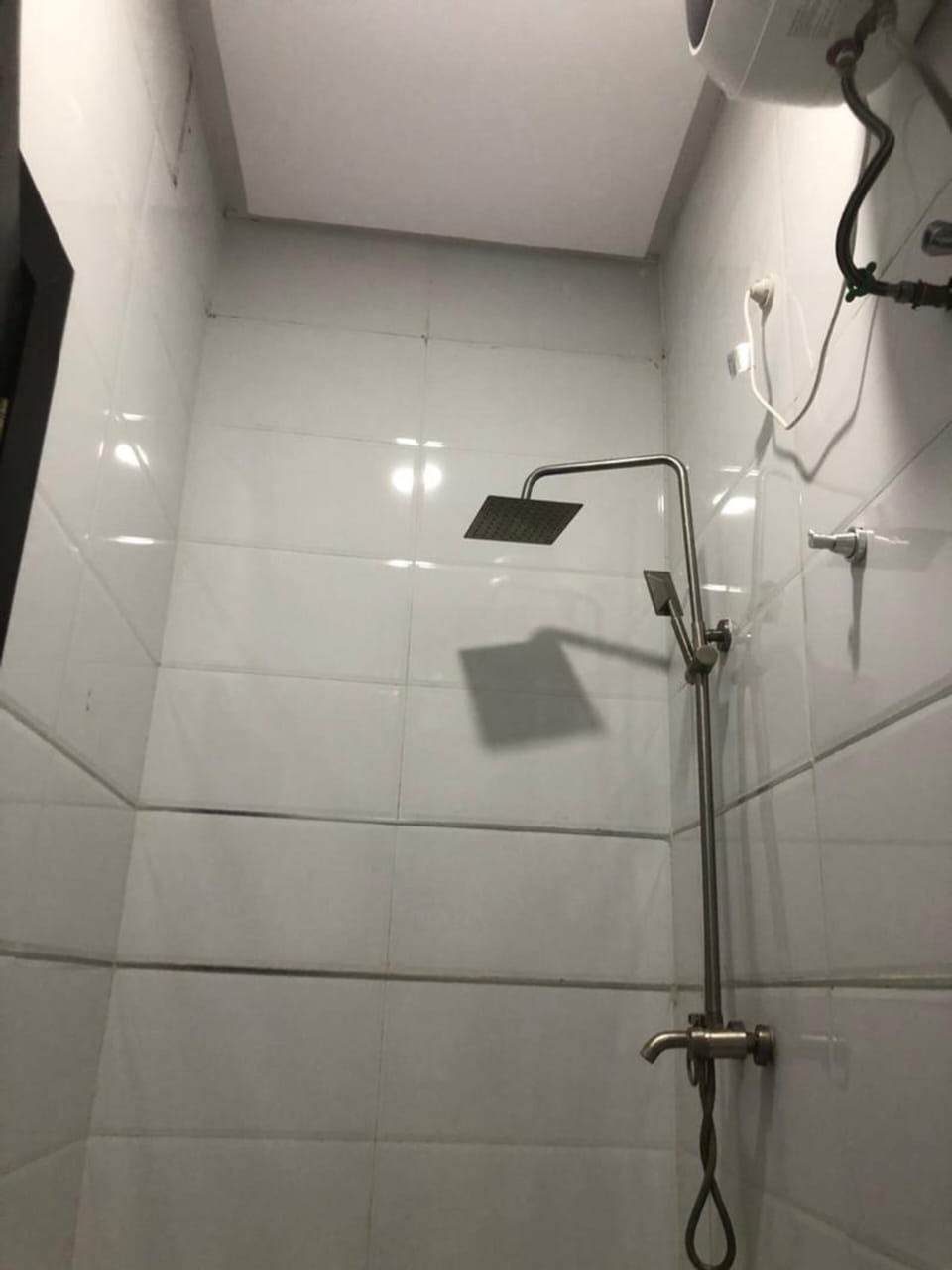 Suite | Bathroom | Shower, rainfall showerhead, towels
