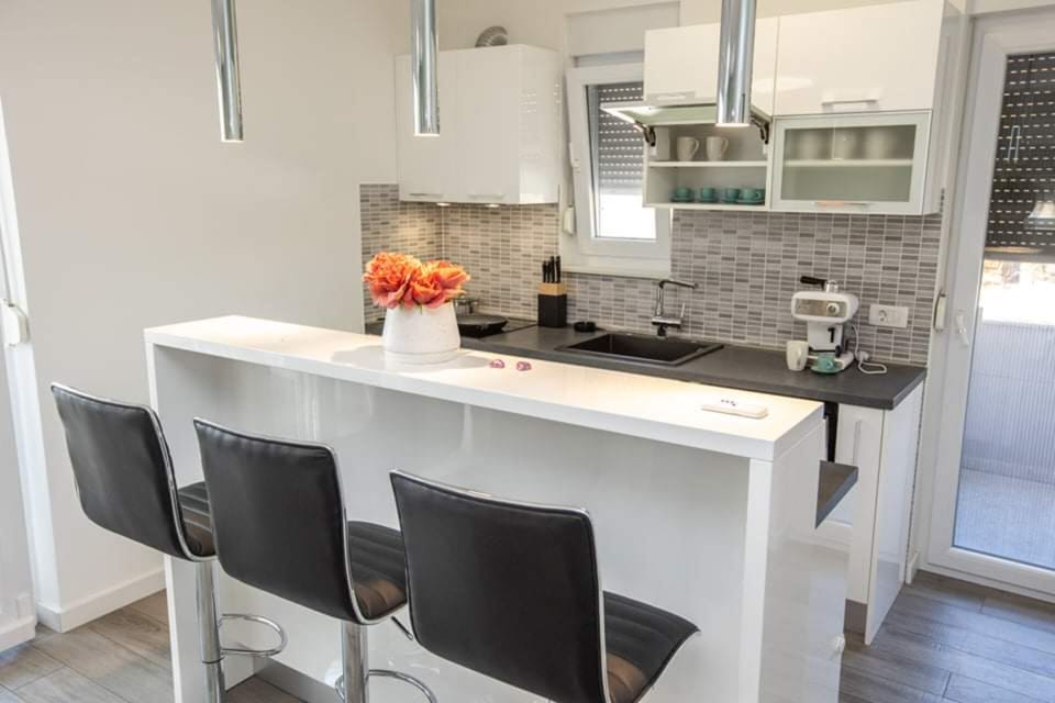 Deluxe Apartment, 3 Bedrooms, Pool Access, Courtyard View | Private kitchen | Full-size fridge, microwave, oven, stovetop