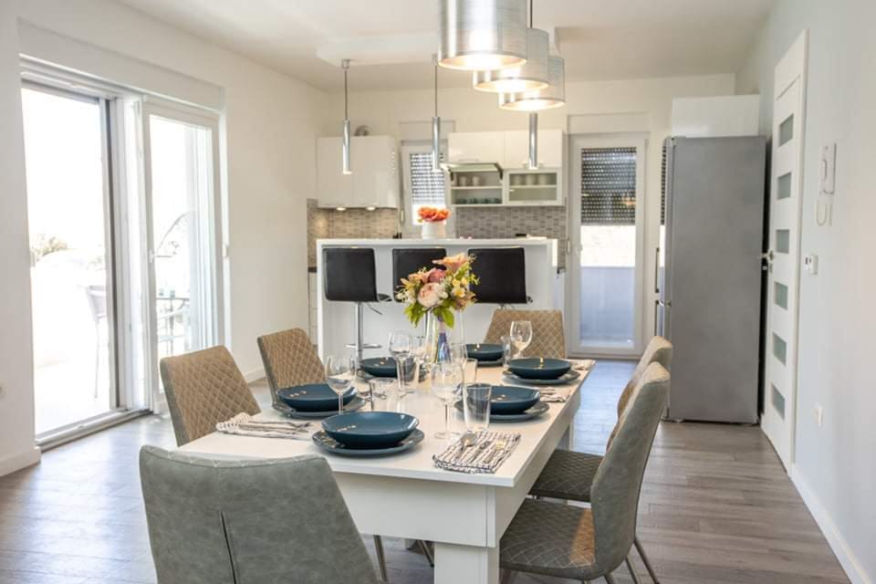Deluxe Apartment, 3 Bedrooms, Pool Access, Courtyard View | In-room dining