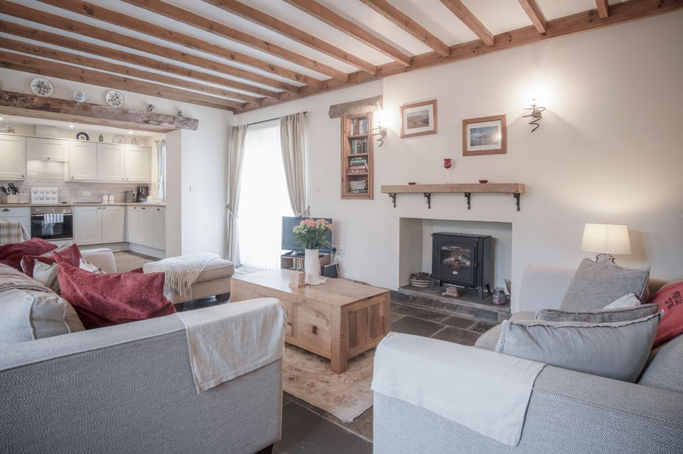 Luxury Cottage | Living area | 32-inch TV with digital channels, fireplace