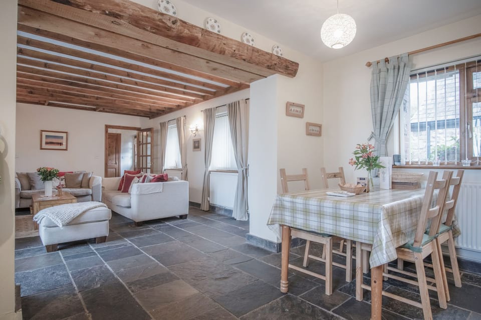 Luxury Cottage | Private kitchen | Full-size fridge, microwave, oven, dishwasher