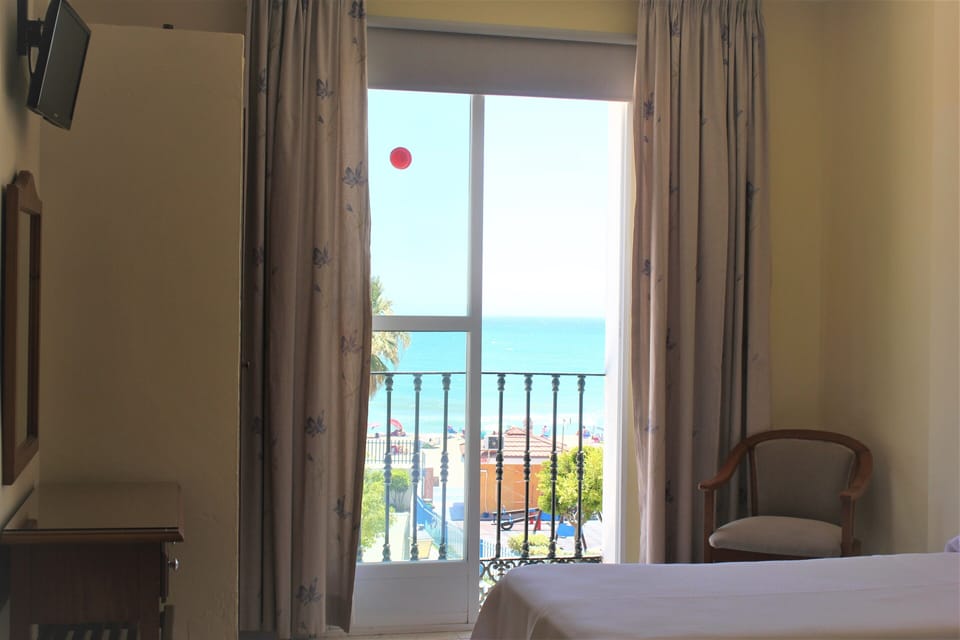 Habitación doble vista al mar 2 camas individuales | Desk, blackout drapes, free WiFi, bed sheets