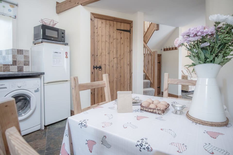 Luxury Cottage | Private kitchen | Highchair, cookware/dishes/utensils