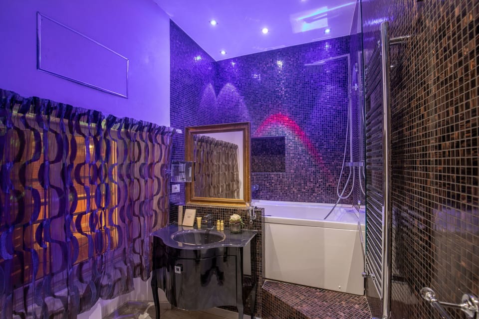 Superior Room | Bathroom | Free toiletries, hair dryer