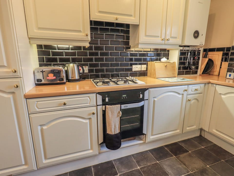 Cottage | Private kitchen | Fridge, electric kettle, toaster, cookware/dishes/utensils