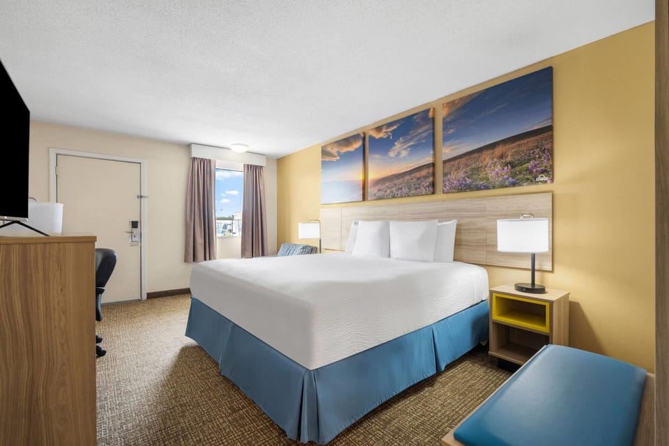 Standard Room, 1 King Bed | In-room safe, desk, blackout drapes, iron/ironing board