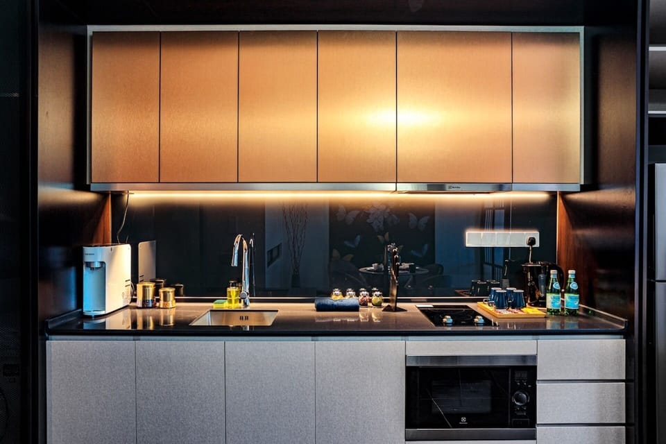 Coral Family Studio | Private kitchen | Fridge, microwave, stovetop, cookware/dishes/utensils