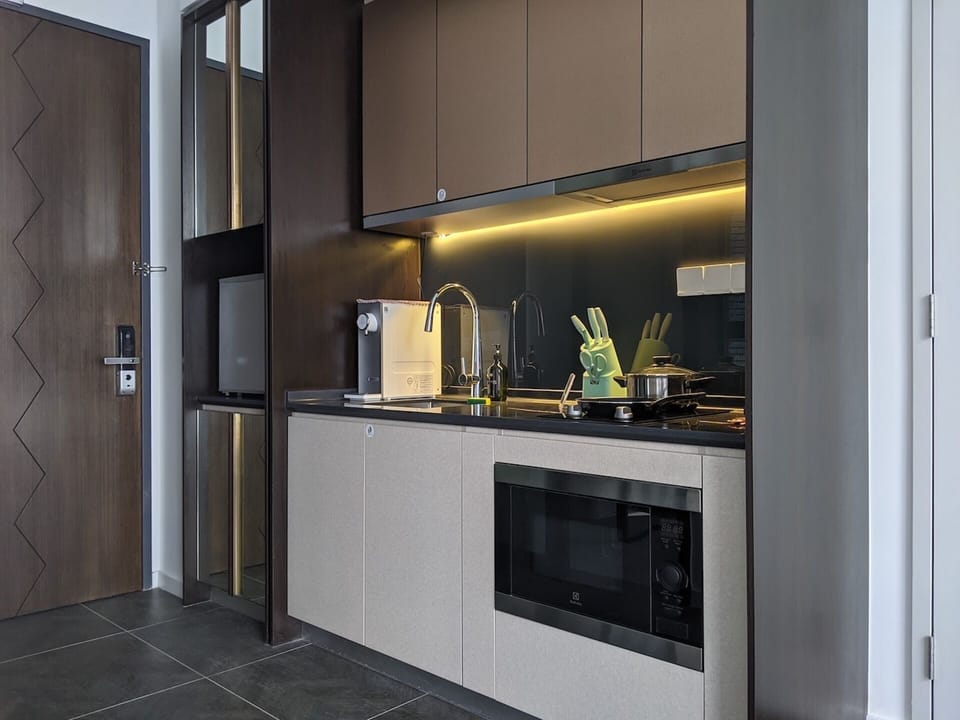 Design Studio | Private kitchen | Fridge, microwave, stovetop, cookware/dishes/utensils