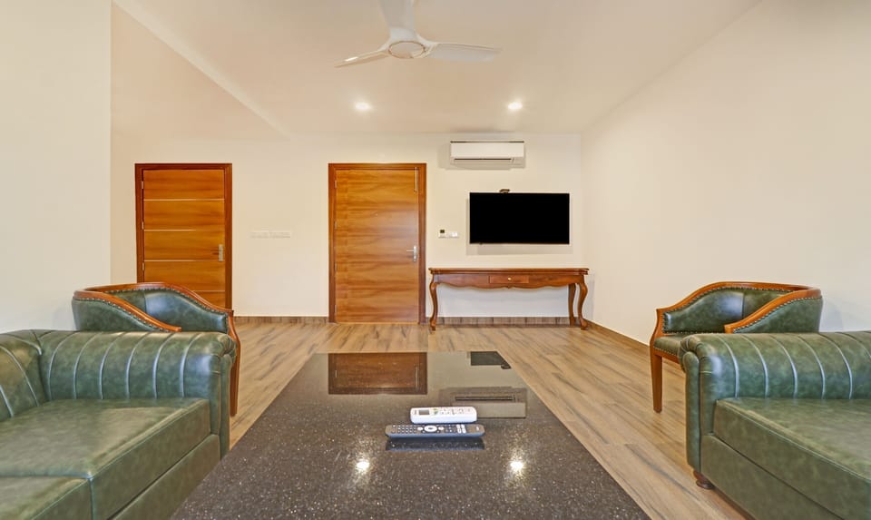 Premium Room | Desk, iron/ironing board