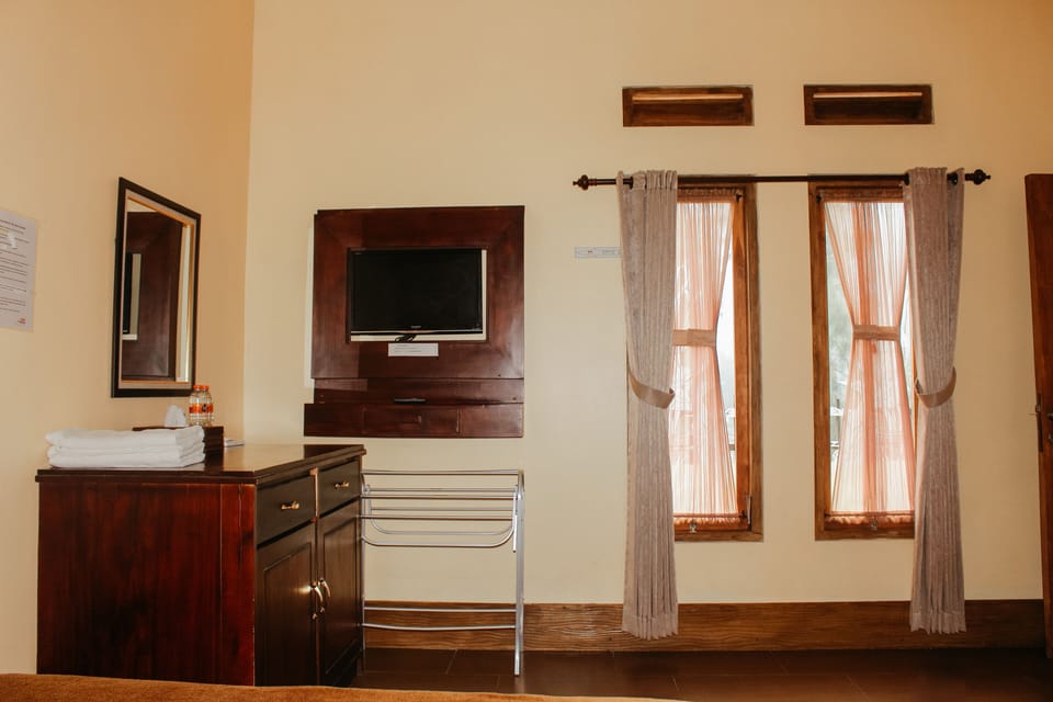 Desk, laptop workspace, soundproofing, free WiFi