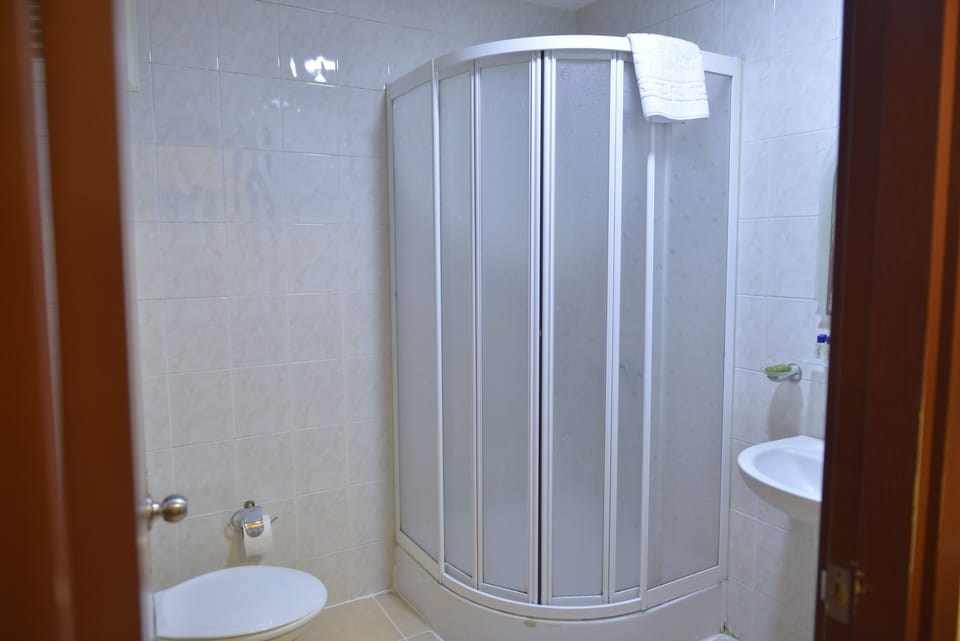Shower, rainfall showerhead, free toiletries, hair dryer