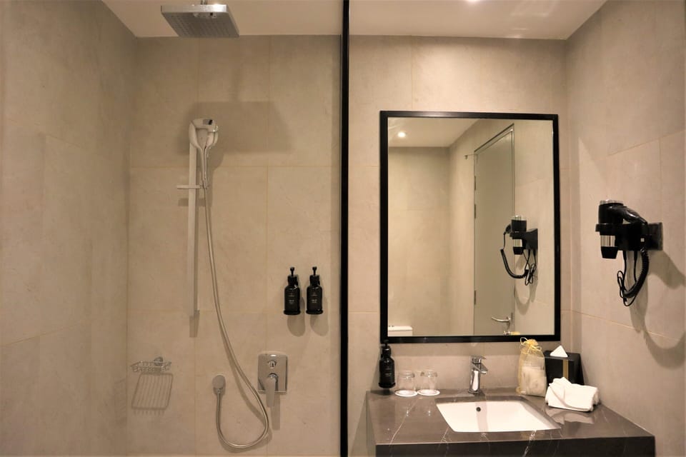 Rainfall showerhead, free toiletries, hair dryer, slippers