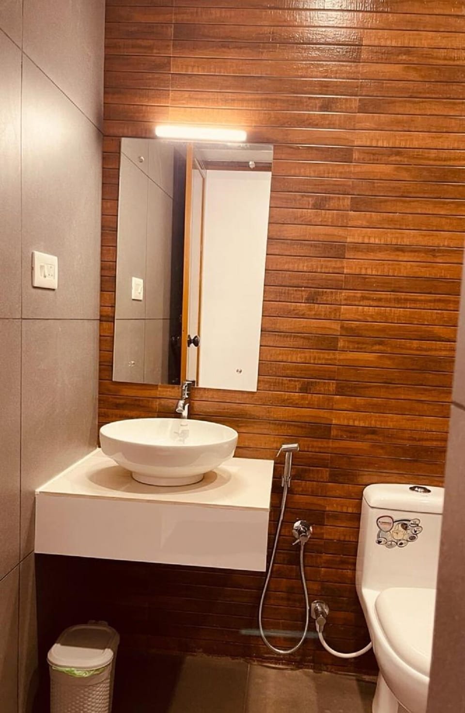 Deluxe Double Room | Bathroom | Shower, free toiletries, hair dryer, towels
