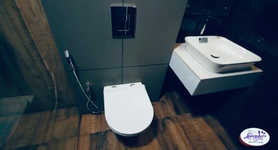 Executive Room | Bathroom | Shower, free toiletries, hair dryer, towels
