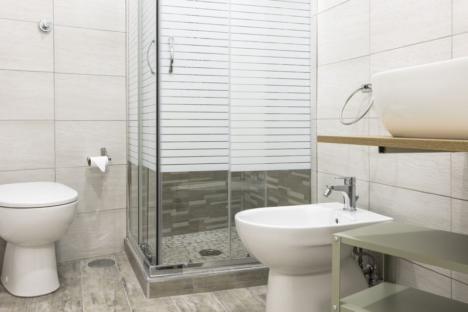 Superior Double Room | Bathroom | Shower, hair dryer, bidet, towels