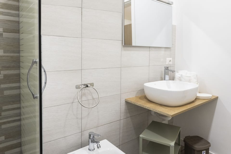 Superior Double Room | Bathroom | Shower, hair dryer, bidet, towels