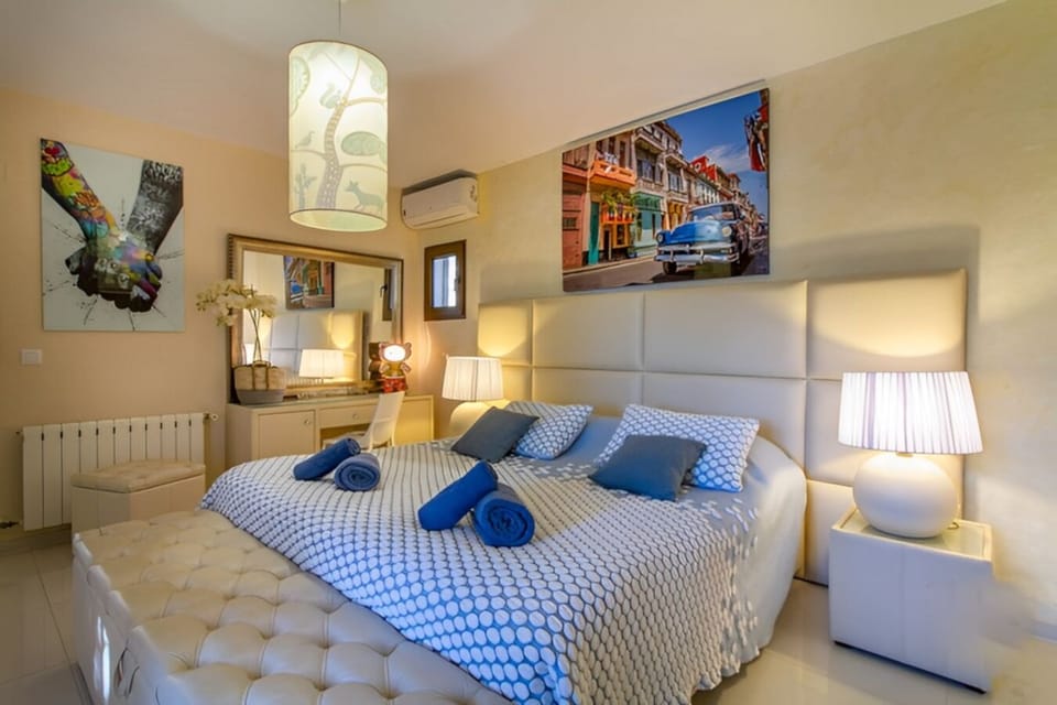 Premium Double Room, 1 King Bed | Premium bedding, pillowtop beds, individually decorated
