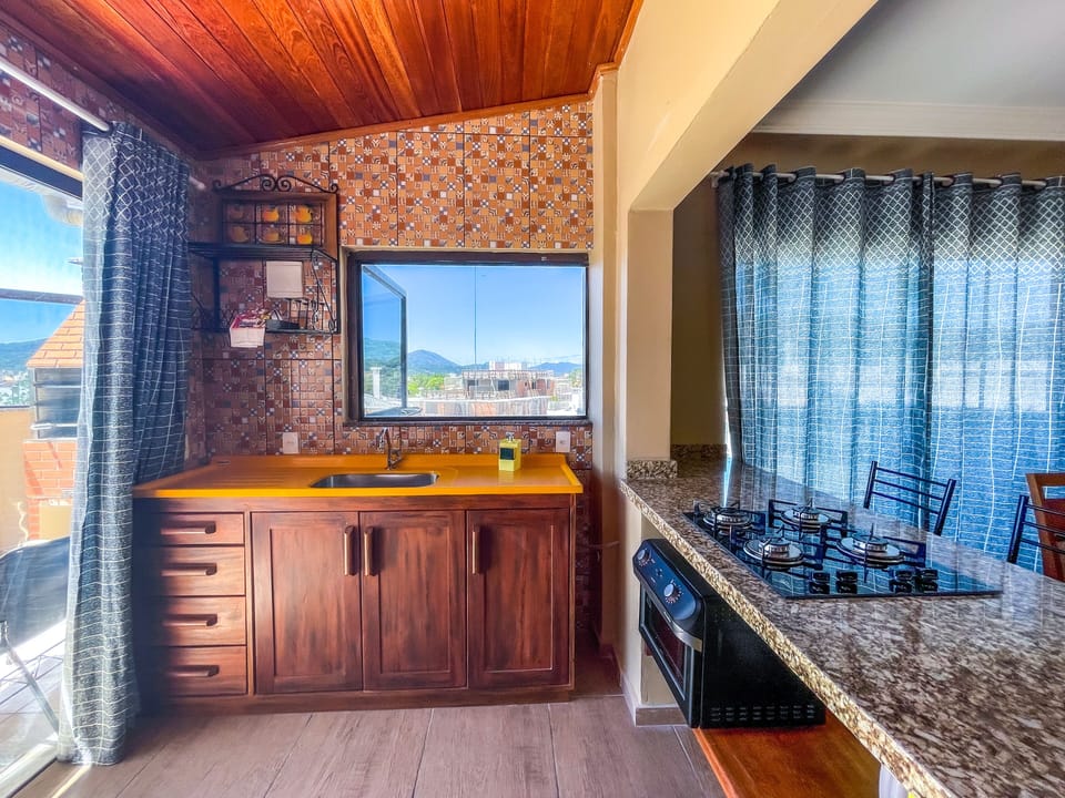 Deluxe Apartment | Private kitchen | Full-size fridge, microwave, stovetop, toaster oven