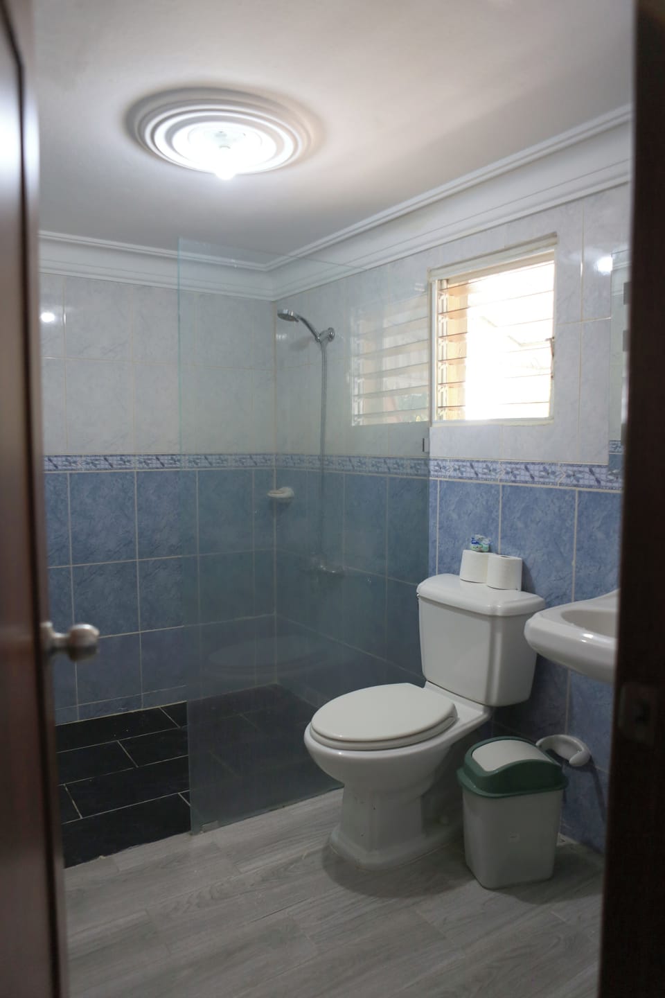 Family Room | Bathroom | Shower, rainfall showerhead, towels