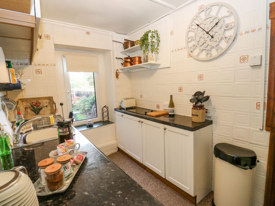 Fridge, cookware/dishes/utensils