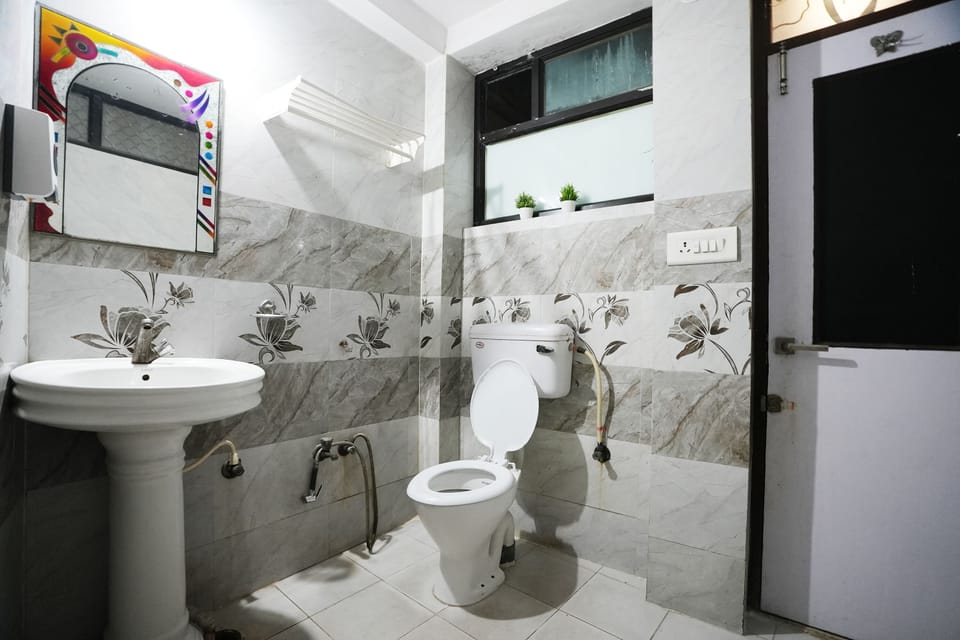 Deluxe Room | Bathroom | Shower, free toiletries, towels