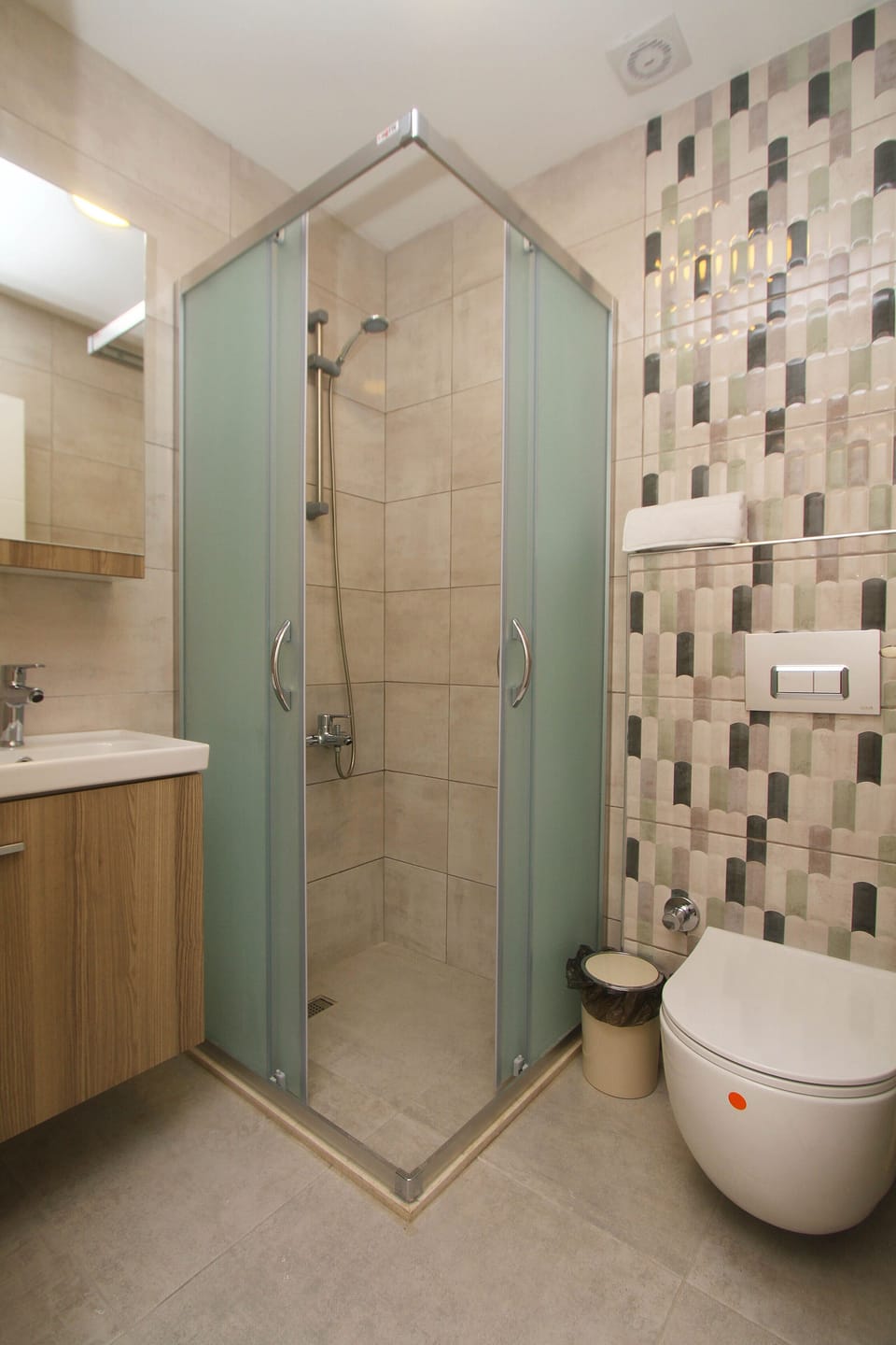 Standard Double or Twin Room | Bathroom | Shower, hair dryer, slippers, towels