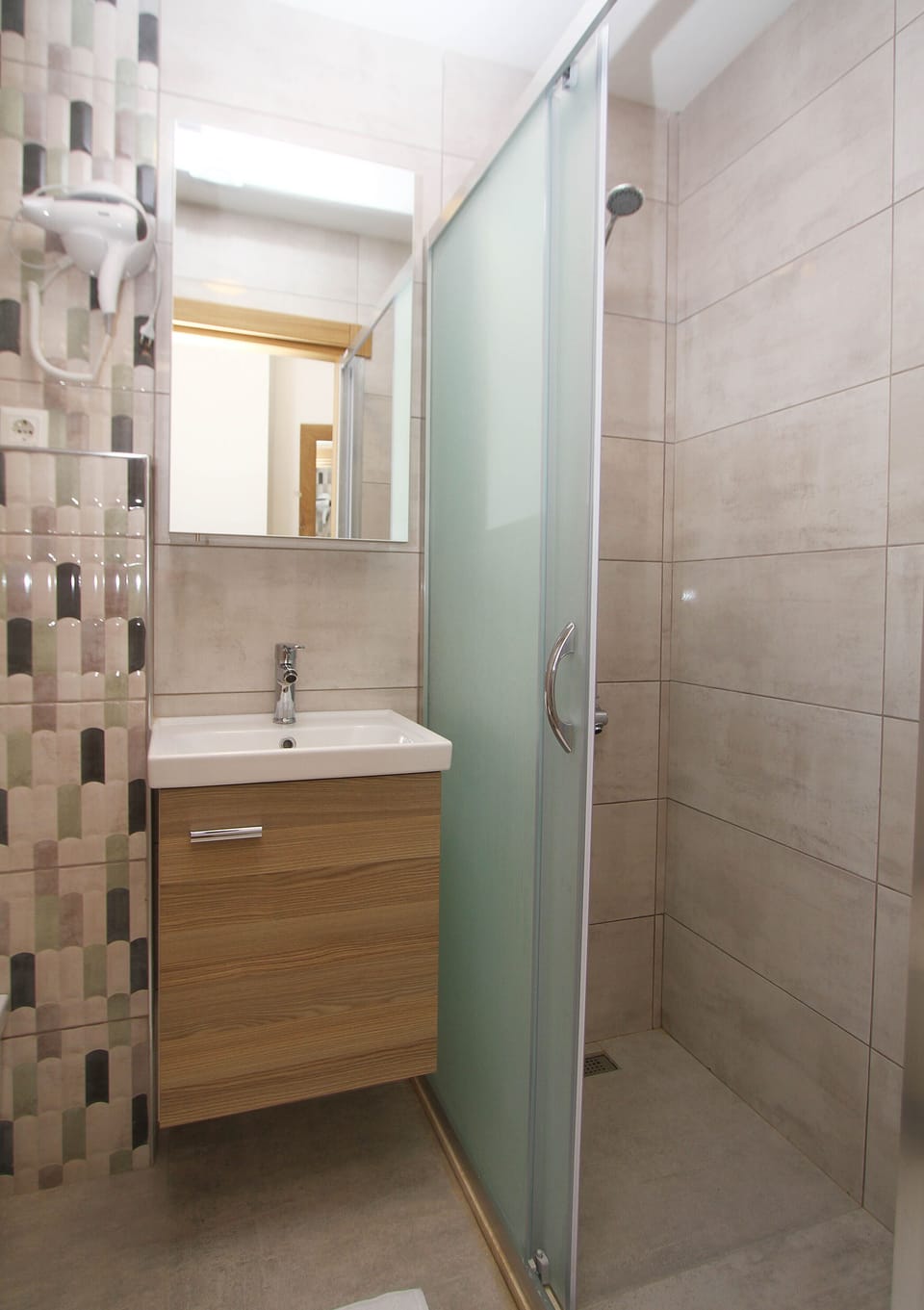 Cumbali Oda | Bathroom | Shower, hair dryer, slippers, towels