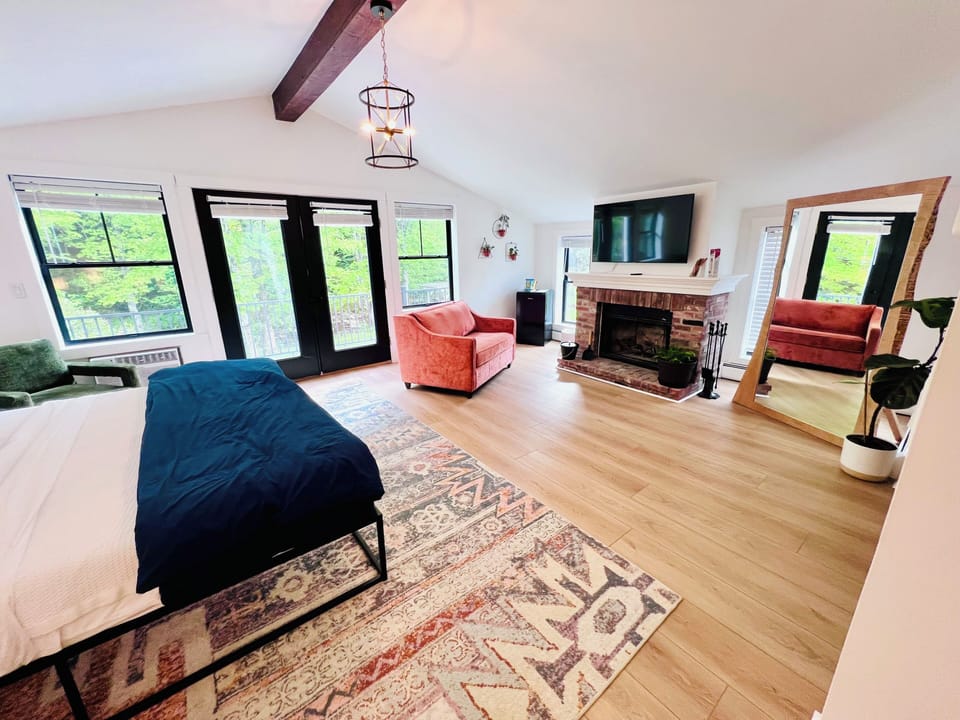 Riverside Suite 306, Honeymoon, King Bed, Balcony | Premium bedding, down comforters, individually furnished