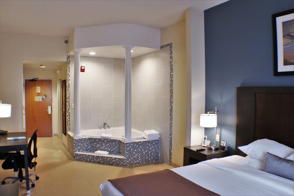 Superior Studio Suite, 1 King Bed, Non Smoking | Jetted tub