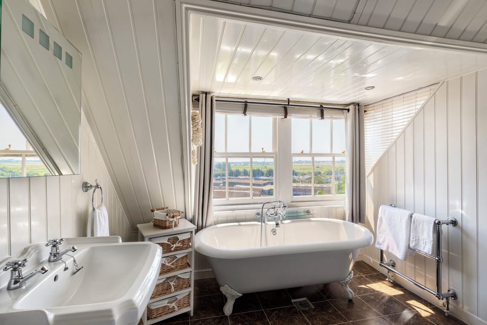 Superior Room, 1 King Bed | Bathroom | Free toiletries, hair dryer, towels