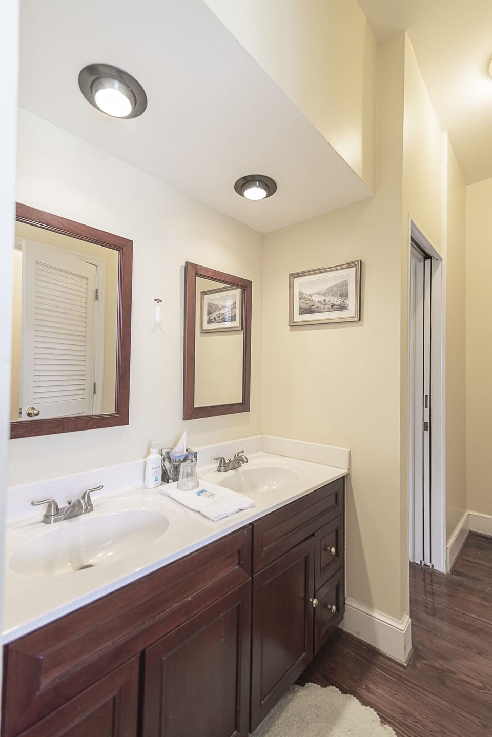 Suite 1 | Bathroom | Combined shower/tub, free toiletries, hair dryer, towels