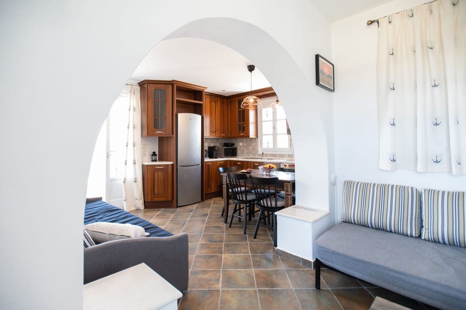 Premium Suite | Living area | 55-inch Smart TV with satellite channels, TV