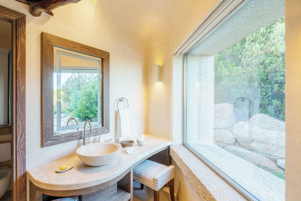 Deluxe Suite (Deluxe Pool Suite) | Bathroom | Designer toiletries, hair dryer, bathrobes, slippers