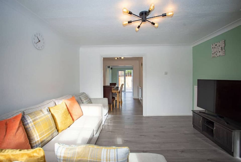 House (3 Bedrooms) | Living area