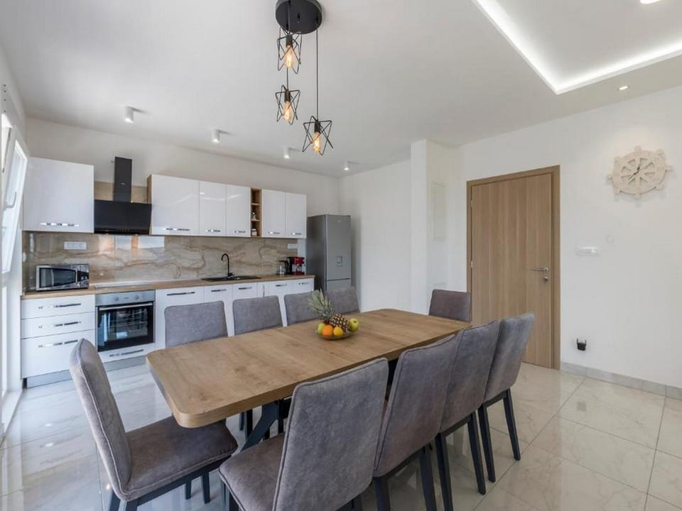 Villa (Four bedroom villa with swimming pool) | Dining room