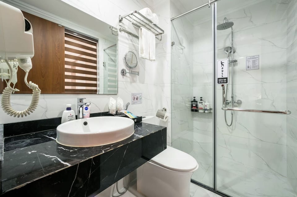Deluxe Twin Room | Bathroom | Shower, hair dryer, bathrobes, slippers