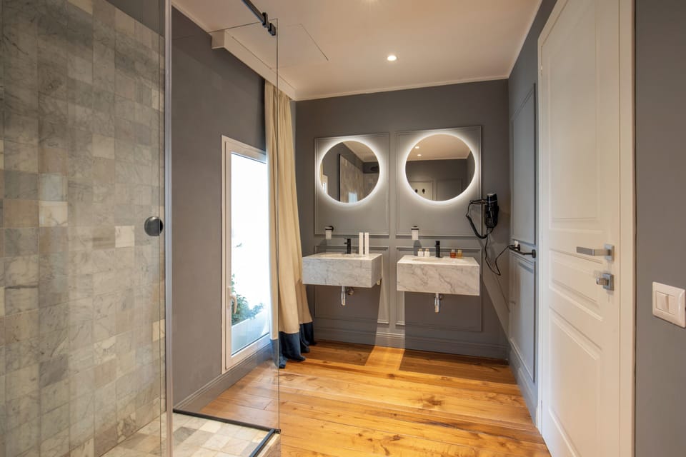 Junior Suite | Bathroom | Shower, rainfall showerhead, hair dryer, bidet