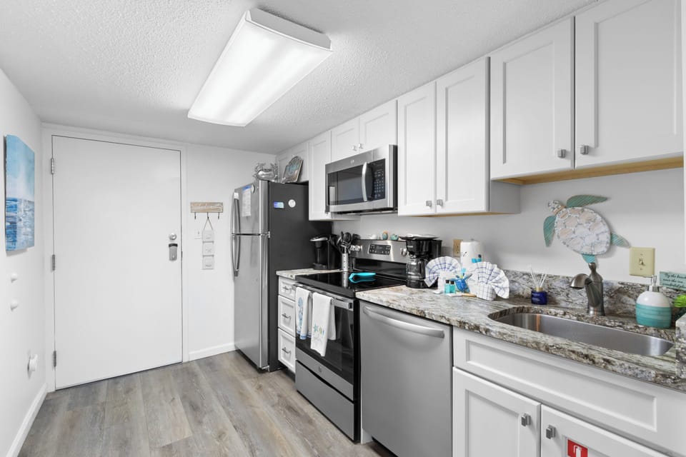 Signature Condo, 2 Bedrooms, Balcony, Pool View | Private kitchen | Fridge, microwave, oven, stovetop