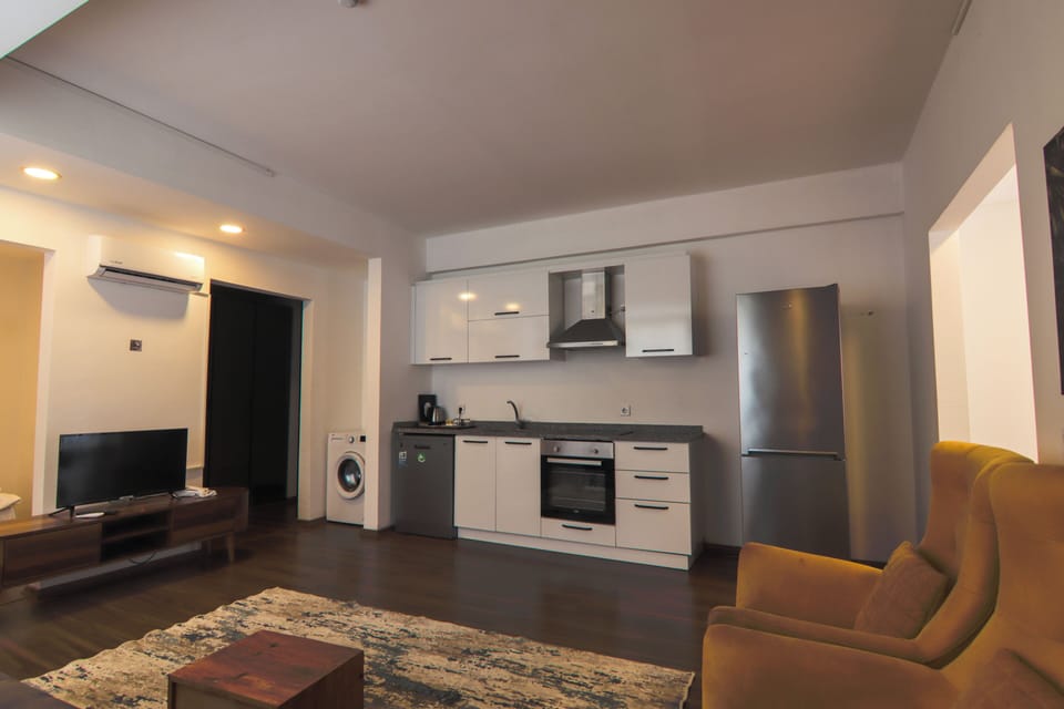 Deluxe Room | Minibar, in-room safe, laptop workspace, blackout drapes