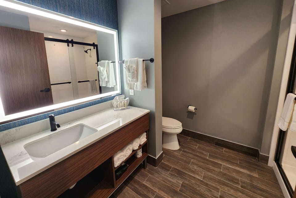 Bathtub, towels