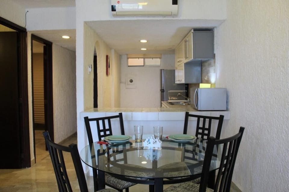 Suite con Balcon 8 | Private kitchen | Full-size fridge, microwave, oven, stovetop