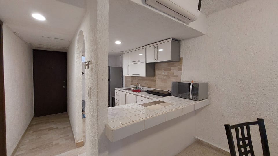 Suite con Balcon 8 | Private kitchen | Full-size fridge, microwave, oven, stovetop